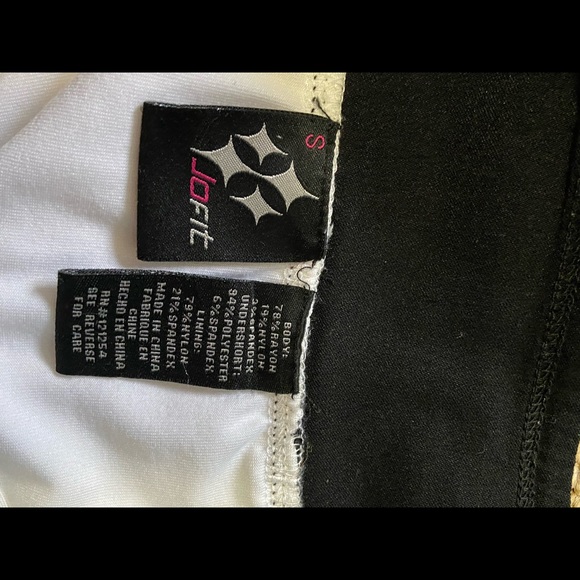 Stylish JoFit skort - attractive black &. white design 2 pockets in back SMALL - Picture 3 of 3